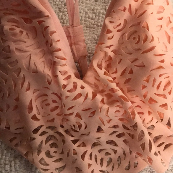 NWOT Laser Cut Crisscross Bandeau Bikini Top - Picture 6 of 7